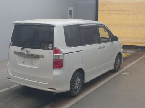 2008 Toyota Noah ZRR70W[1]