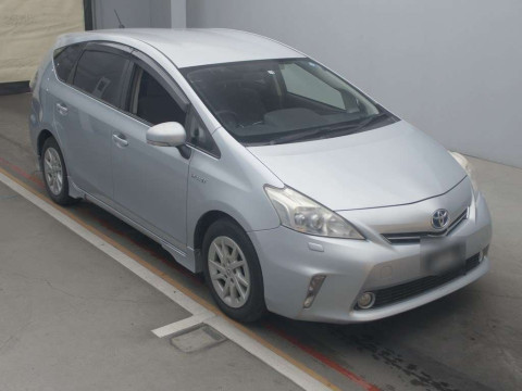 2011 Toyota Prius alpha ZVW41W[2]