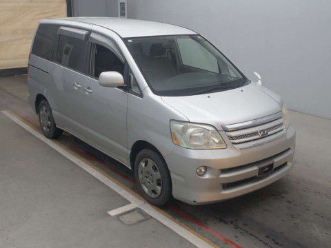 2006 Toyota Noah AZR60G[2]