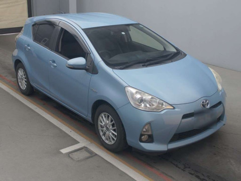 2013 Toyota Aqua NHP10[2]