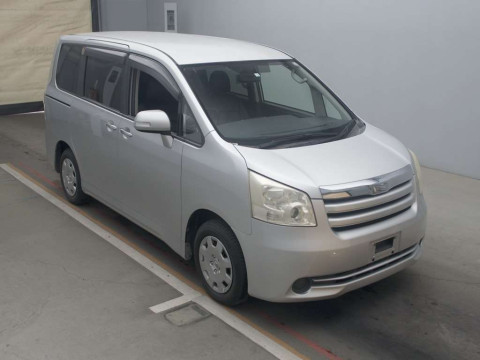 2010 Toyota Noah ZRR70G[2]