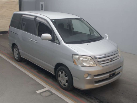 2006 Toyota Noah AZR60G[2]