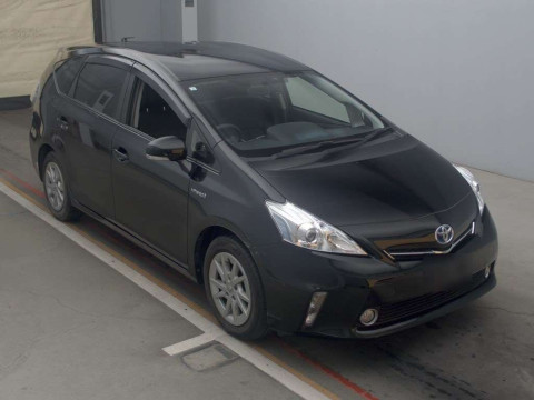 2013 Toyota Prius alpha ZVW41W[2]