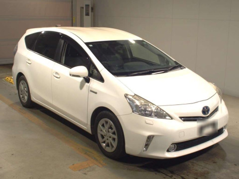 2013 Toyota Prius alpha ZVW41W[2]