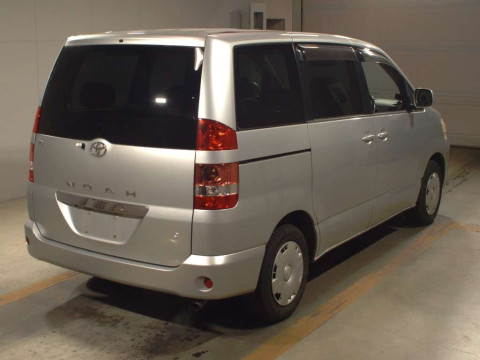 2004 Toyota Noah AZR60G[1]