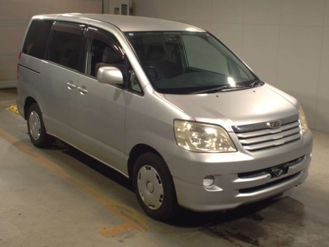 2004 Toyota Noah AZR60G[2]