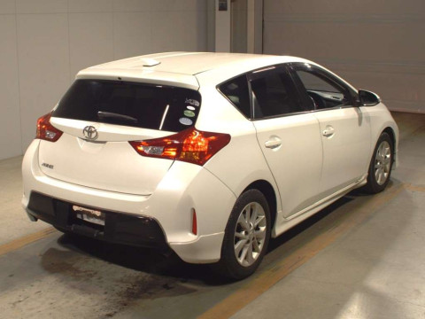 2014 Toyota Auris NZE181H[1]