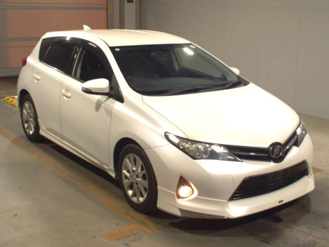 2014 Toyota Auris NZE181H[2]