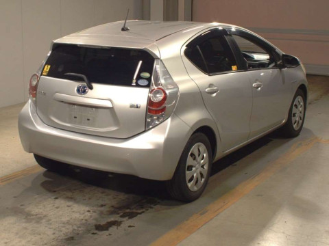 2012 Toyota Aqua NHP10[1]