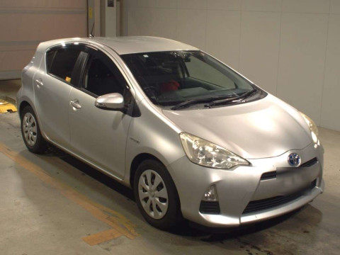 2012 Toyota Aqua NHP10[2]