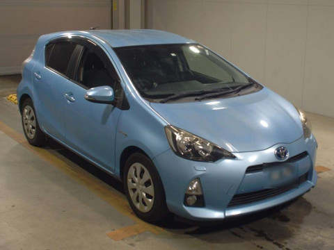 2014 Toyota Aqua NHP10[2]