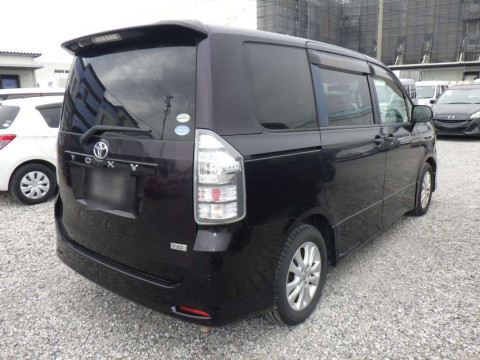 2010 Toyota Voxy ZRR70W[1]