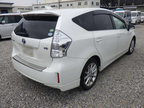 2014 Toyota Prius alpha ZVW40W[1]