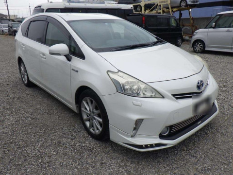 2014 Toyota Prius alpha ZVW40W[2]