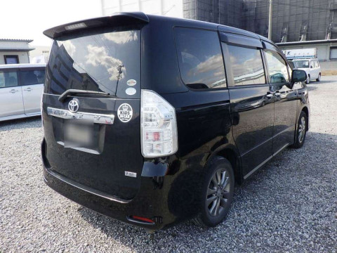 2012 Toyota Voxy ZRR70W[1]