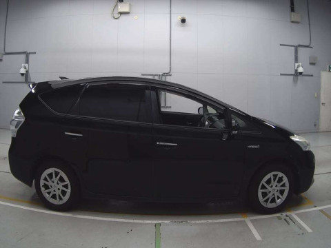 2014 Toyota Prius alpha ZVW41W[2]