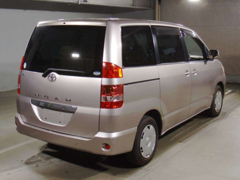 2002 Toyota Noah AZR60G[1]