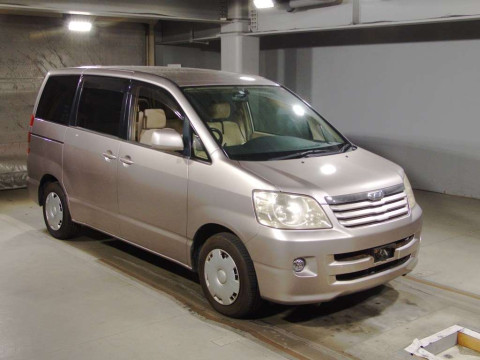 2002 Toyota Noah AZR60G[2]