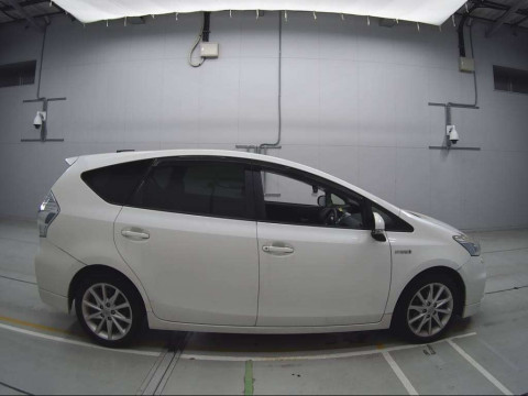 2012 Toyota Prius alpha ZVW41W[2]