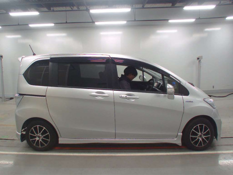 2016 Honda Freed hybrid GP3[2]