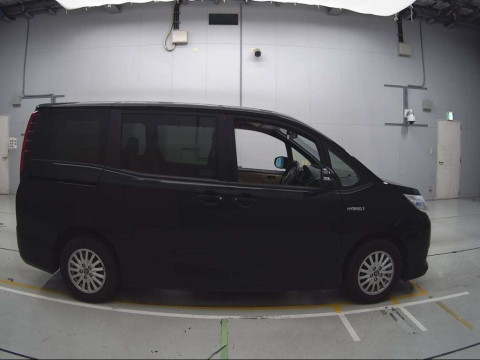 2014 Toyota Noah ZWR80G[2]