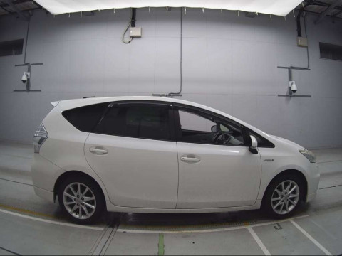 2013 Toyota Prius alpha ZVW41W[2]