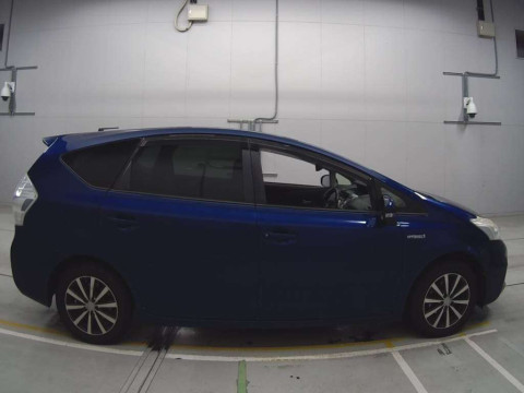 2012 Toyota Prius alpha ZVW40W[2]