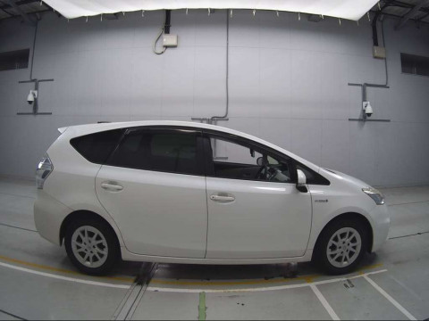 2014 Toyota Prius alpha ZVW41W[2]