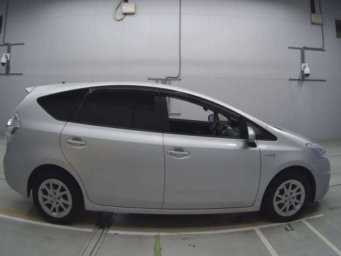 2013 Toyota Prius alpha ZVW41W[2]