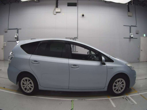 2011 Toyota Prius alpha ZVW40W[2]