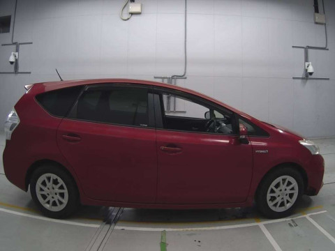 2012 Toyota Prius alpha ZVW41W[2]