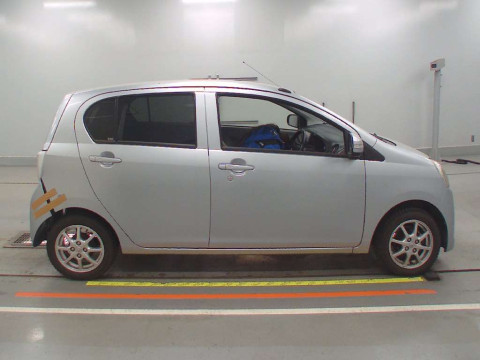 2013 Toyota Pixis Epoch LA300A[2]