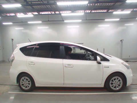 2012 Toyota Prius alpha ZVW41W[2]