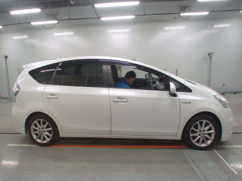 2014 Toyota Prius alpha ZVW41W[2]