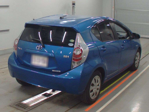 2012 Toyota Aqua NHP10[1]