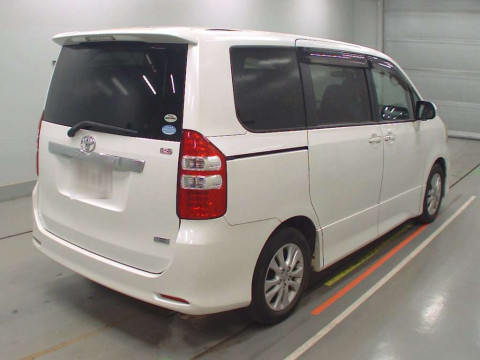 2010 Toyota Noah ZRR70W[1]