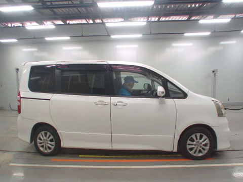 2010 Toyota Noah ZRR70W[2]