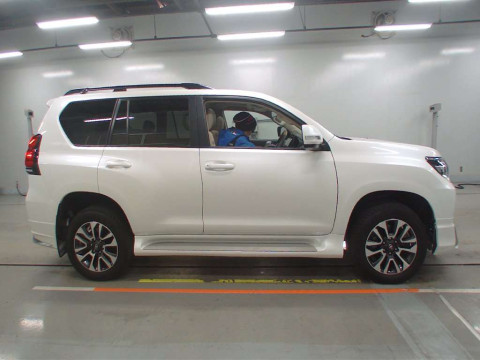 2023 Toyota Land Cruiser Prado TRJ150W[2]