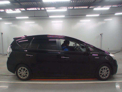 2014 Toyota Prius alpha ZVW41W[2]