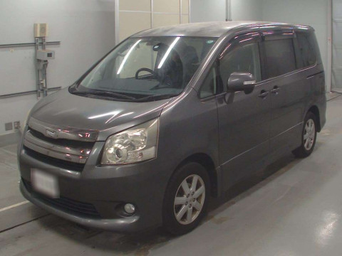 2010 Toyota Noah ZRR70W[0]