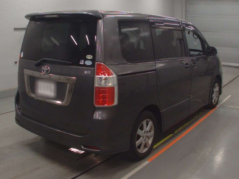 2010 Toyota Noah ZRR70W[1]