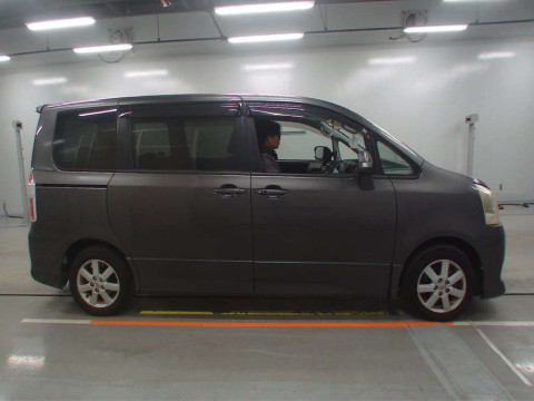 2010 Toyota Noah ZRR70W[2]