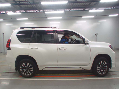 2022 Toyota Land Cruiser Prado TRJ150W[2]