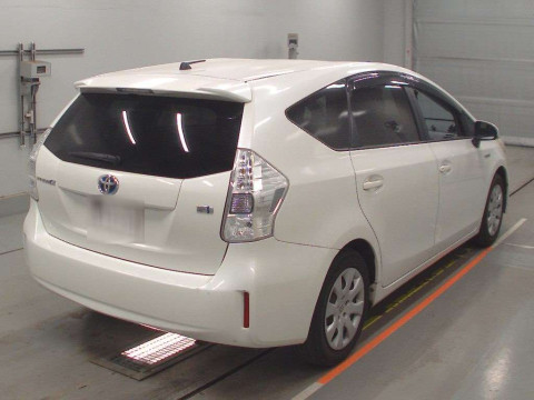 2012 Toyota Prius alpha ZVW41W[1]