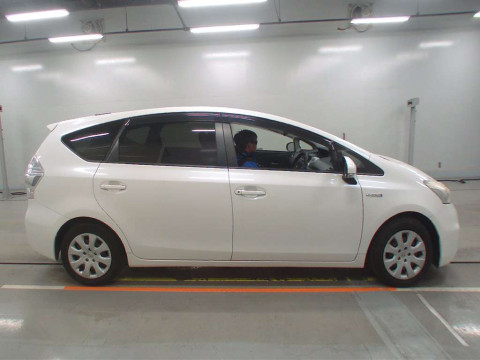 2012 Toyota Prius alpha ZVW41W[2]