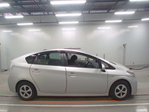 2013 Toyota Prius ZVW30[2]