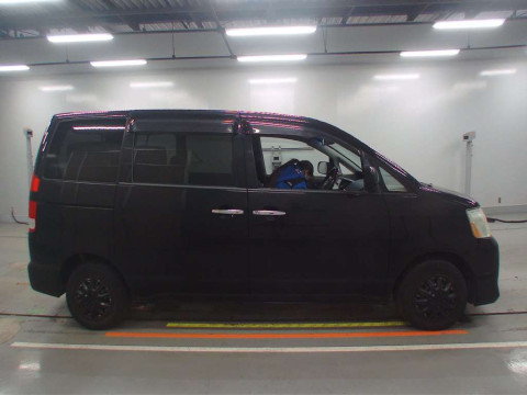 2006 Toyota Noah AZR60G[2]