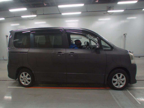 2008 Toyota Noah ZRR70W[2]