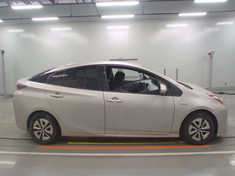 2017 Toyota Prius ZVW51[2]