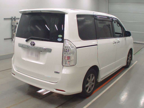 2013 Toyota Voxy ZRR70W[1]